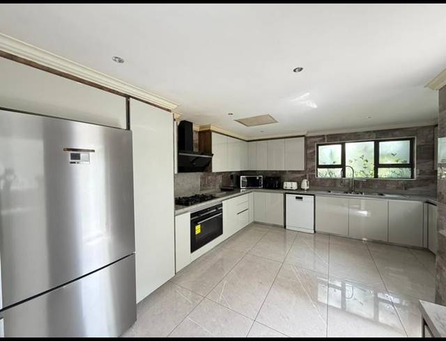 5 BEDROOM HOUSE FOR SALE IN BLUE VALLEY GOLF ESTATE